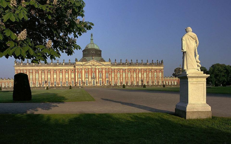 Ob in Politik, Kunst und Kultur – überall finden sich Spuren der preußischen Geschichte, die weite Teile des heutigen Brandenburgs prägte. Wir haben preußische Erinnerungsorte in ganz Brandenburg zusammengestellt, die noch heute Zeugnis von Preußens Arkadien ablegen. Orte der Muse aber auch Orte des Schreckens. Orte, die in die Geschichte unserer Vorfahren eintauchen lassen.