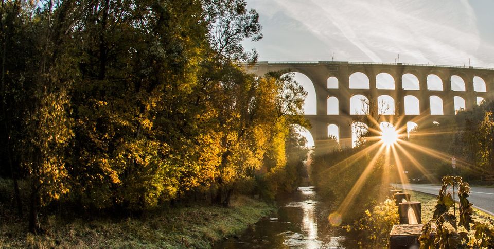 Der Klassiker im Vogtland darf nicht fehlen: die Göltzschtalbrücke. Die größte Ziegelsteinbrücke der Welt ist das Wahrzeichen des Vogtlands. Auch einen Fotostopp wert: das „Vogtländische Meer“, die Talsperre Pöhl. Vom 14 Meter hohen Julius-Mosen-Aussichtsturm könnt ihr den Blick übers Wasser schweifen lassen. Definitiv nicht von der Sachsen Tourismus Seite freundlich ausgeborgt