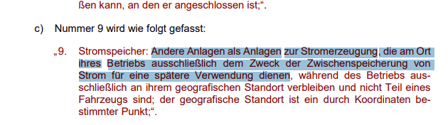 Stromspeicher = Andere Anlagen als Anlagen zur Stromerzeugung, die am Ort ihres Betriebs ausschließlich dem Zweck der Zwischenspeicherung von Strom für eine spätere Verwendung dienen, während des Betriebs ausschließlich an ihrem geografischen Standort verbleiben und nicht Teil eines Fahrzeugs sind; der geografische Standort ist ein durch Koordinaten bestimmter Punkt;“