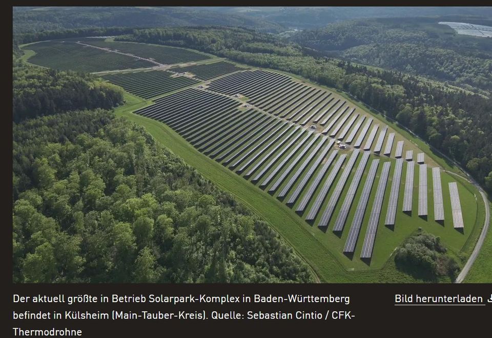 Die Anlage kommt insgesamt auf eine installierte Leistung von 68 Megawatt – wodurch sie rechnerisch rund 24.000 Haushalte mit Solarstrom versorgen kann - Der Solarpark in Külsheim ist ein Paradebeispiel dafür, wie so eine Zusammenarbeit aussehen kann. So lassen sich diese Anlagen ohne Förderung im Rahmen des EEG realisieren und betreiben