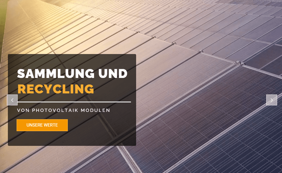 Ein Hintergrund voller PV-Module vor einem UI-Element, welches Recycling und Sammlung anspricht